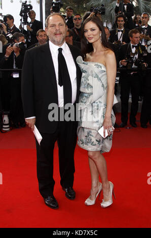 Cannes, Frankreich. Mai 2009. Produzent Harvey Weinstein und seine Frau, die britische Modedesignerin und Schauspielerin Georgina Chapman, kommen zur Premiere des Films ? Coco Chanel Und Igor Strawinsky? Während der Abschlussfeier der Filmfestspiele 2009 in Cannes, Frankreich, 24. Mai 2009. Quelle: Hubert Boesl | weltweite Nutzung/dpa/Alamy Live News Stockfoto