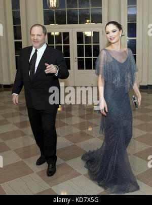 Washington, Vereinigte Staaten Von Amerika. Dezember 2012. Harvey Weinstein und Georgina Chapman treffen am Dienstag, den 14. März 2012, zum offiziellen Abendessen zu Ehren des britischen Premierministers David Cameron und seiner Frau Samantha im Weißen Haus in Washington, DC ein.Credit: Ron Sachs/CNP. (EINSCHRÄNKUNG: KEINE Zeitungen oder Zeitungen in New York oder New Jersey innerhalb eines Radius von 75 Meilen von New York City) - KEIN KABELSERVICE - Credit: Ron Sachs/Consolidated/dpa | weltweite Nutzung/dpa/Alamy Live News Stockfoto