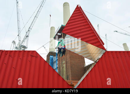 London, Großbritannien. 11 Okt, 2017. Choreograf Satchie Noro führt die UK Premiere des Origami, der Eröffnung des Londoner Dance Umbrella Festival 2017 zu kennzeichnen, im Circus West Village an der Battersea Power Station. Quelle: Thomas Bowles/Alamy leben Nachrichten Stockfoto