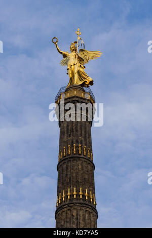 Die Statue von Victoria auf der Siegessäule in Berlin, Deutschland Stockfoto