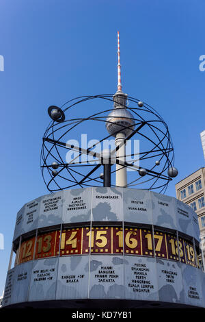 Die Weltzeituhr, die Weltzeituhr und der Fernsehturm am Alexanderplatz in Berlin Stockfoto