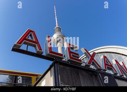 Alexanderplatz und Fernsehturm in Berlin, Deutschland Stockfoto