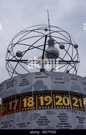 Die Weltzeituhr und den Fernsehturm am Alexanderplatz in Berlin, Deutschland Stockfoto