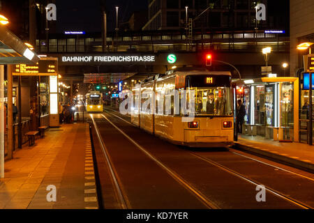 Moderne Straßenbahnen in der Nähe Bahnhof Friedrichstraße in Berlin, Deutschland Stockfoto