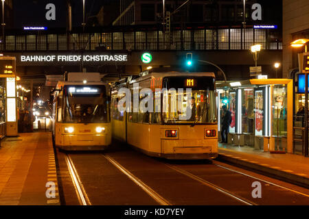 Moderne Straßenbahnen in der Nähe Bahnhof Friedrichstraße in Berlin, Deutschland Stockfoto