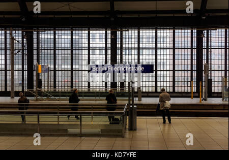Passagiere auf der Plattform am Berliner Bahnhof Friedrichstraße, Deutschland Stockfoto