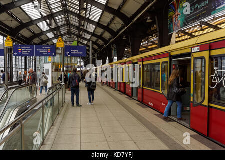 Passagiere auf der Plattform am Berliner Bahnhof Friedrichstraße, Deutschland Stockfoto