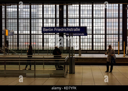 Passagiere auf der Plattform am Berliner Bahnhof Friedrichstraße, Deutschland Stockfoto