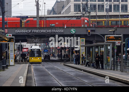 Moderne Straßenbahnen in der Nähe Bahnhof Friedrichstraße in Berlin, Deutschland Stockfoto