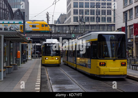 Moderne Straßenbahnen in der Nähe Bahnhof Friedrichstraße in Berlin, Deutschland Stockfoto