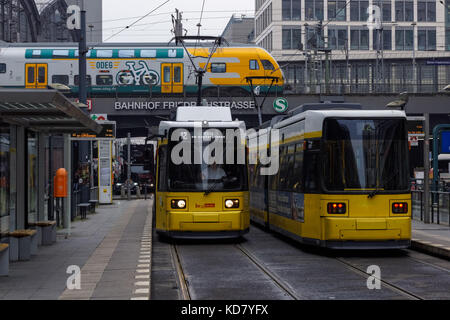 Moderne Straßenbahnen in der Nähe Bahnhof Friedrichstraße in Berlin, Deutschland Stockfoto