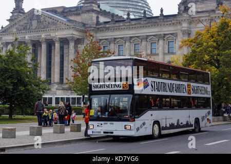 Sightseeing Bus vor dem Reichstag in Berlin, Deutschland Stockfoto