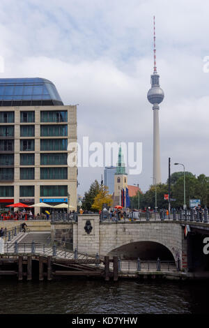 Der Spree mit dem Fernsehturm im Hintergrund, Berlin, Deutschland Stockfoto