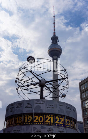 Die Weltzeituhr und den Fernsehturm am Alexanderplatz in Berlin, Deutschland Stockfoto