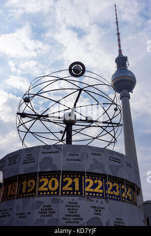 Die Weltzeituhr und den Fernsehturm am Alexanderplatz in Berlin, Deutschland Stockfoto