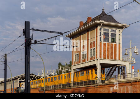 U-Bahn am Bahnhof Warschauer Straße in Berlin, Deutschland Stockfoto