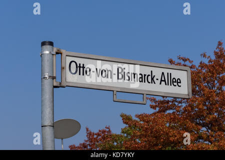 Otto-von-Bismarck-Allee Straßenschild in Berlin, Deutschland Stockfoto