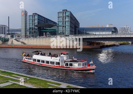Bootsfahrt auf der Spree in der Nähe von Berlin Hauptbahnhof, Berlin Hauptbahnhof, Berlin, Deutschland Stockfoto