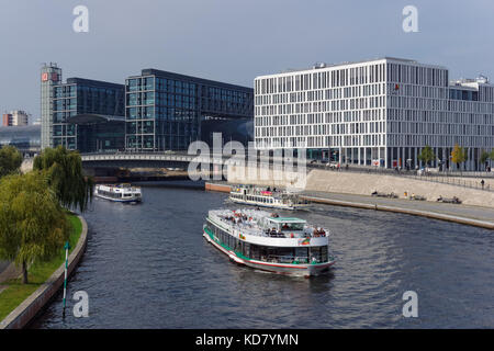 Kreuzfahrt Boote auf der Spree in Berlin, Deutschland