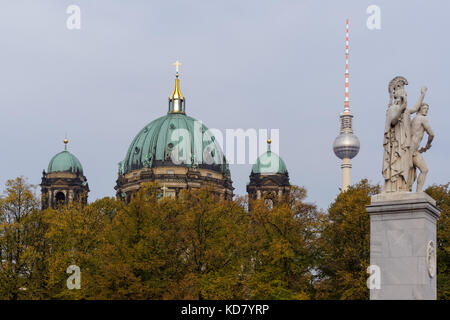 Der Berliner Dom, Fernsehturm und Schlossbrücke über dem Lustgarten Park in Berlin gesehen, Deutschland Stockfoto