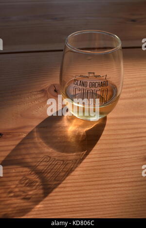 Glas Champagner - wie Apfelwein auf dem Tisch an der Insel orchard Apfelwein Verkostung Zimmer und Pub, Door County Cider House, ellison Bay, Door County, Wisconsin Stockfoto