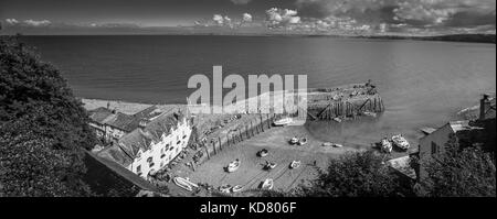 Der historische Hafen in Clovelly, eine kleine Heritage Village in North Devon, eine touristische Attraktion ist berühmt für seine steilen gepflasterten Hauptstraße und Meerblick Stockfoto