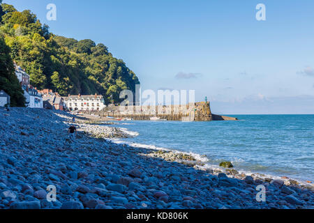 Felsigen Strand und Blick auf den Hafen in Clovelly, Heritage Village Touristenattraktion in North Devon berühmt für seine steilen gepflasterten Hauptstraße und Meerblick Stockfoto