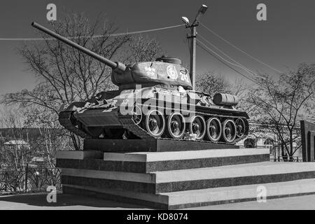 Kungurer, Perm, Russland - sowjetische T-34-Panzer aus dem Zweiten Weltkrieg Ära auf Anzeige auf einem Sockel auf dem Siegesplatz (Ploschtschad Pobedy), in Schwarz und Weiß Stockfoto