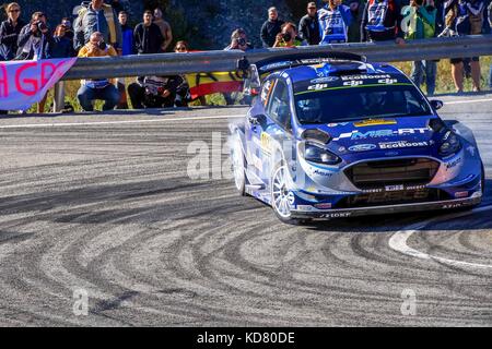 #2 Ott Tanak (EST) und Co-Pilot Martin Jarveoja (EST) von M-Sport fahren um die berühmten Riudecanyes Kreisverkehre der Rally de España Runde der FIA Rallye-Weltmeisterschaft 2017. Salou, Spanien. 08. Oktober 2017. © Hugh Peterswald/Alamy Live News Stockfoto