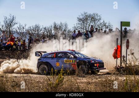 #6 Dani Sordo (ESP) und Co-Pilot Marc Marti (ESP) von Hyundai Motorsport fahren bei der Rallye-de-España-Runde der FIA-Rallye-Weltmeisterschaft 2017 in Caseres eine Haarnadelkurve. Salou, Spanien. 06. Oktober 2017. © Hugh Peterswald/Alamy Live News Stockfoto