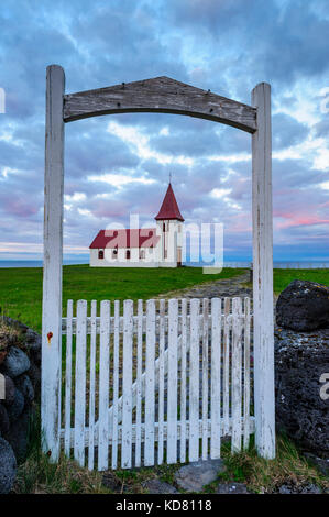 Hellnar Kirche durch die vorderen weißen Tor um Mitternacht gerahmt, Sommer, Mitternachtssonne, Halbinsel Snaefellsnes, Island, Europa. Stockfoto