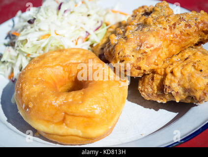 Fried Chicken und Donuts (gebratenes Huhn und Krapfen) von Erbarmen, einem beliebten us Southern Food Restaurant in Edmonton, Alberta, Kanada. Stockfoto