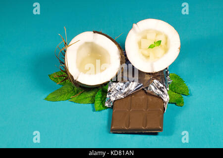 Schokolade, Kokos und Kokos Pralinen auf einer hölzernen Hintergrund Stockfoto