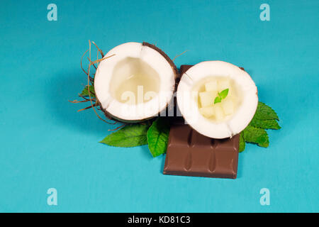 Schokolade, Kokos und Kokos Pralinen auf einer hölzernen Hintergrund Stockfoto