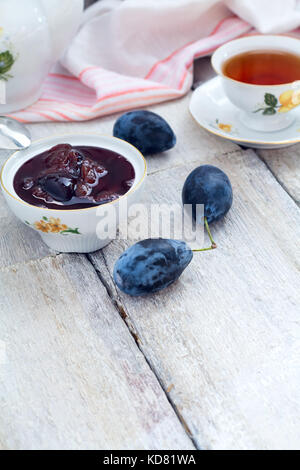 Pflaumenmus in einer Schüssel auf einem Holztisch Stockfoto