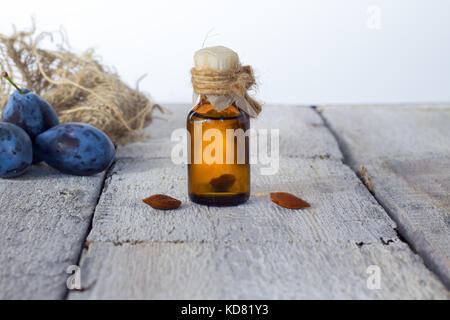 Organisches öl Pflaumen auf weißem Holz- Hintergrund. Gesund Essen & Trinken & natürliche Ernährung Essen & Hausmannskost. Natürliche organische Nahrung: Garten Früchte Stockfoto