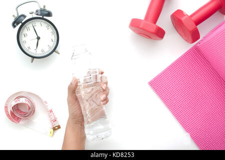 Frau Hand Flasche Wasser, gesunde und Diät Konzept auf weißem Hintergrund Stockfoto