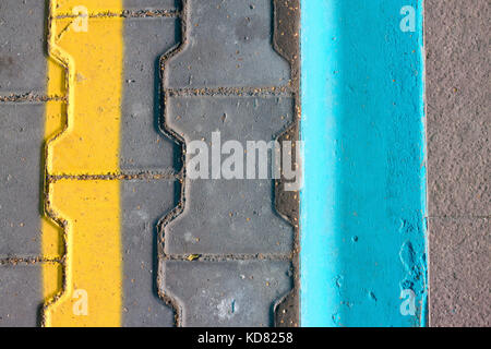 Ebene asphaltierte Straße mit einem gelben Streifen geteilt. die Textur der Asphalt, Ansicht von oben. Stockfoto