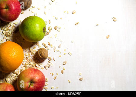 Früchte. Verschiedene frische reife Früchte close-up: Birnen, Äpfel und Nüsse auf neutral Verlaufshintergrund verstreut Stockfoto