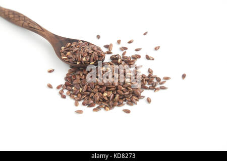 Leinsamen auf holzlöffel auf weißem Hintergrund Stockfoto