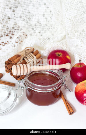 Honig und Äpfel und Zimt auf hölzernen Tisch Stockfoto