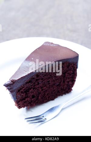 11974579 - Schokolade Kuchen auf weiße Platte und Folk Stockfoto