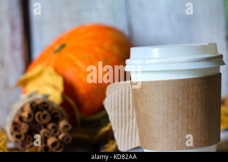 Kaffee, Blätter im Herbst auf hölzernen Hintergrund. Konzept Herbst. Stockfoto