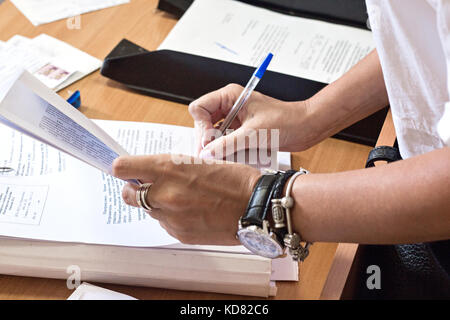 Geschäftsfrau Unterzeichnung business Vertrag, in der Nähe der weiblichen Hand mit Bleistift Schreiben Signatur Stockfoto