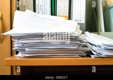 Stapel weißes Papier auf Tisch Stockfoto