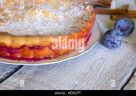 Hausgemachte Kuchen mit Pflaumen auf dem weißen rustikalen Tisch Stockfoto