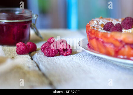 Herbst dessert Himbeer Marmelade auf weißen Holzmöbeln rustikal Hintergrund. Stockfoto