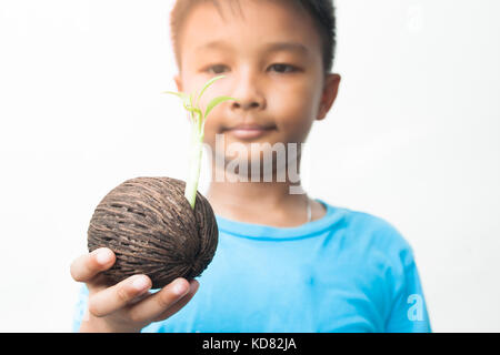 Asiatische junge Holding junge Pflanze Stockfoto