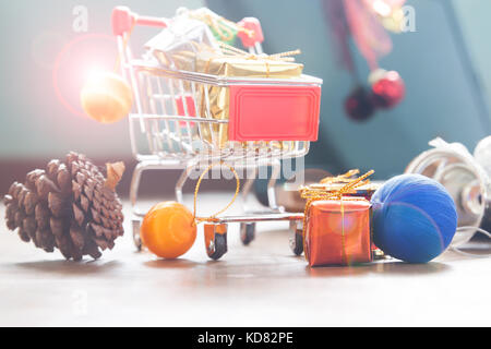 Weihnachten Geschenkboxen und Ornamente Stockfoto