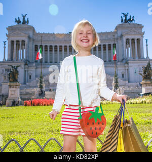 Roman Holiday. Portrait von glücklichen Mädchen im Palazzo Venezia in Rom, Italien, mit Tüten Stockfoto